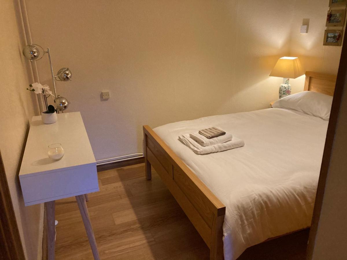 Double Bed Self Contained Annexe 14B Is To The Right Of The Main House Apartman Salisbury Kültér fotó